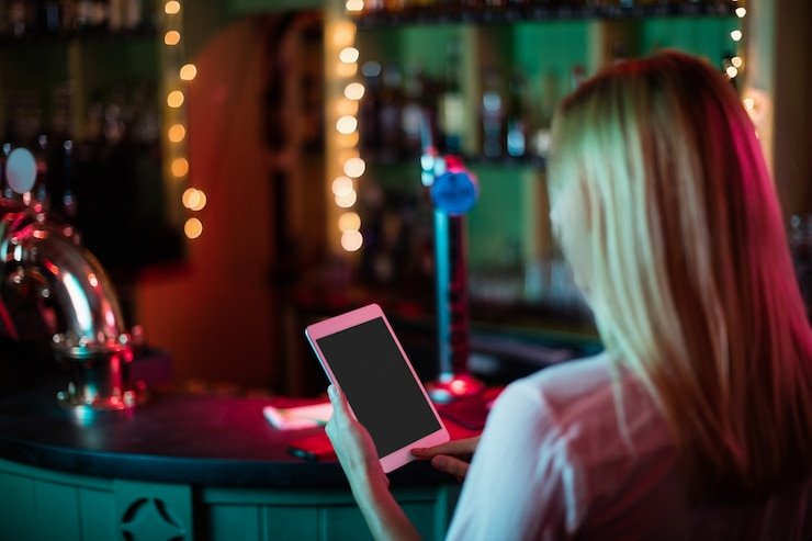Pengguna melakukan pembayaran deposit melalui smartphone dengan mudah